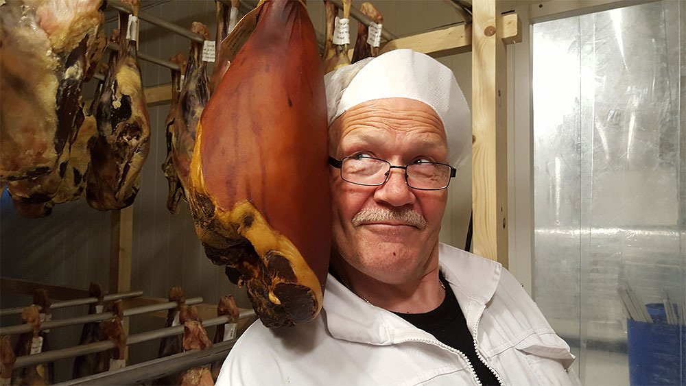 Kvalitetssjef Svein-Ole Kristiansen med en spekeskinke i tørkeriet